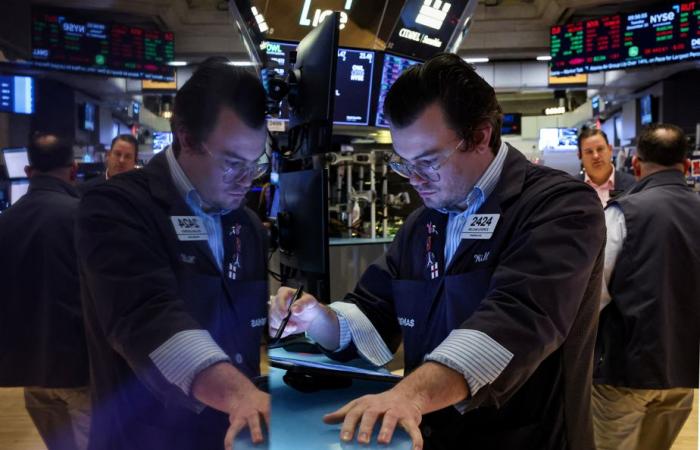 Wall Street chiude in ordine disordinato, nuovo record per il Nasdaq