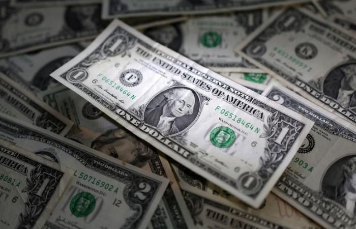 Il dollaro rimane stabile nonostante le previsioni di tassi di interesse più bassi; L’Aussie sale dopo i dati sull’occupazione