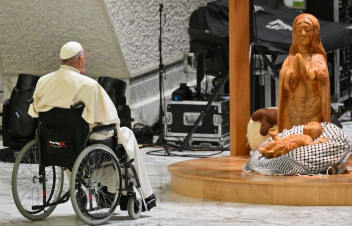 Gesù adagiato su una kefiah… Perché Papa Francesco ha pregato davanti a questo presepe?