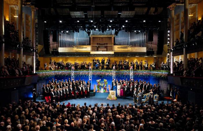 Lo sfavillante ritorno della principessa Madeleine ai Premi Nobel in un abito con voluminoso strascico e tiara Connaught