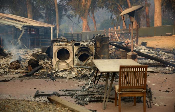 I residenti fuggono mentre un incendio inghiotte le case lungo l’iconica costa della California meridionale