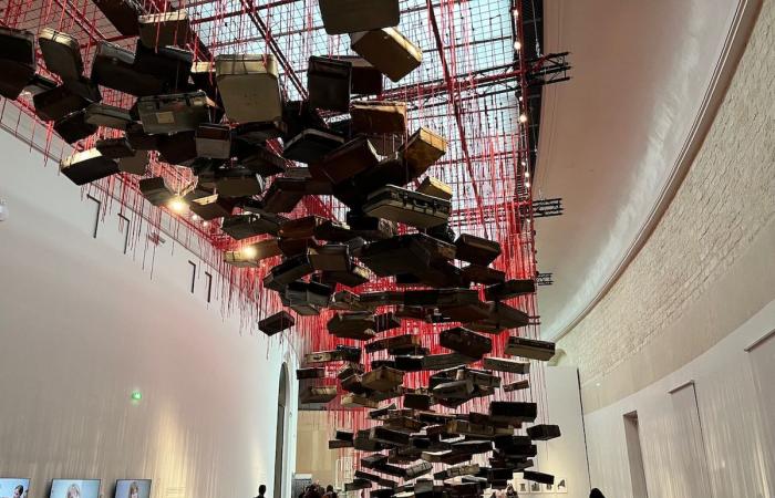 Chiharu Shiota intreccia magnificamente i fili delle emozioni