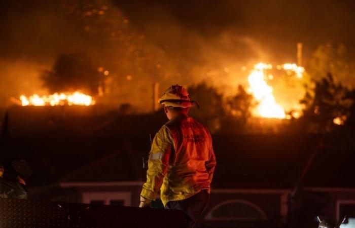 la città di Malibu resta sotto minaccia di fiamme, migliaia di persone sono state evacuate