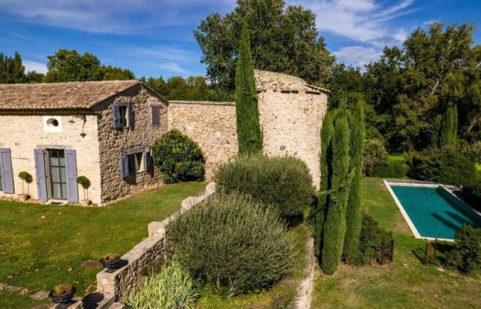 Muriel Robin e sua moglie Anne Le Nen iniziano una nuova vita nel sud della Francia con l'acquisto di questa bella casa