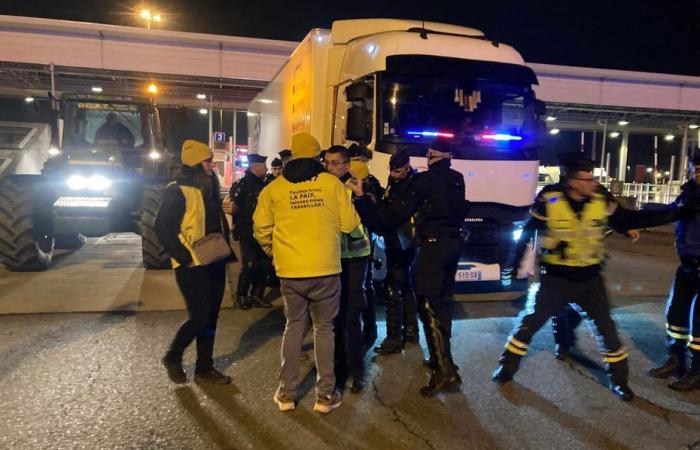 Il Coordinamento rurale blocca i camion al casello, tensioni con le forze dell'ordine sul posto