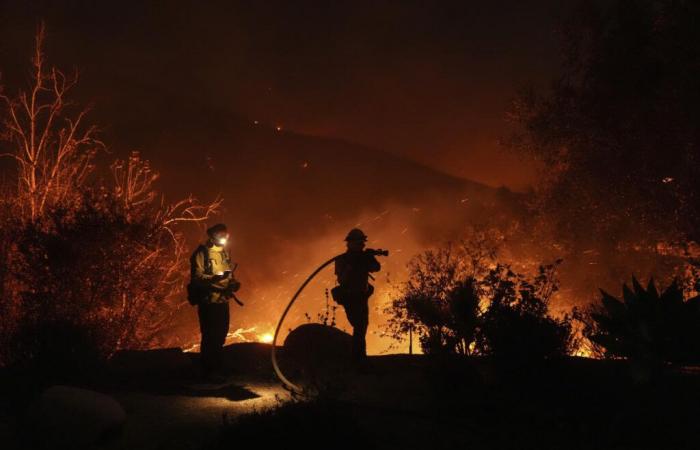 Un incendio a Malibu richiede ordini di evacuazione e avvisi per 20.000 persone, tra cui Dick Van Dyke e Cher