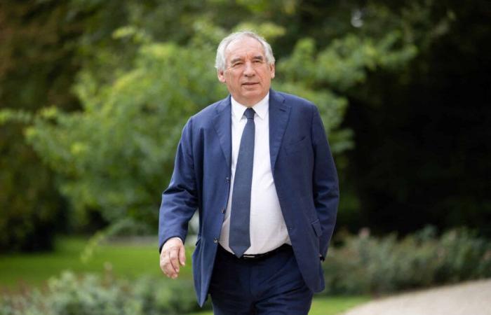 François Bayrou, prossimo primo ministro? Cyril Hanouna lo chiama e prende un rastrello