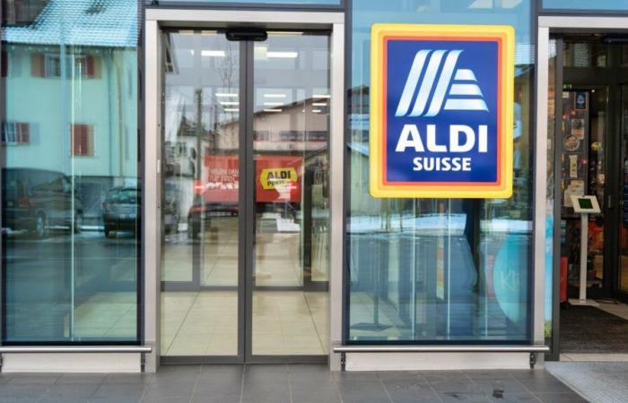 A Bienne Aldi esamina le borse dei clienti dopo gli acquisti