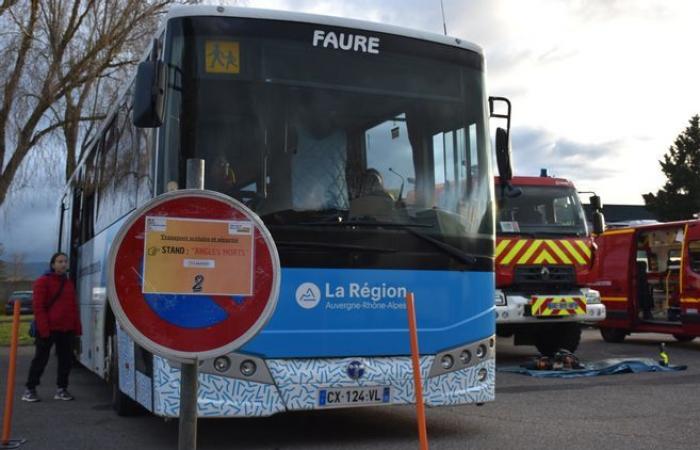 Hanno ribaltato un autobus per formare questi studenti dell'Alta Loira in caso di incidente