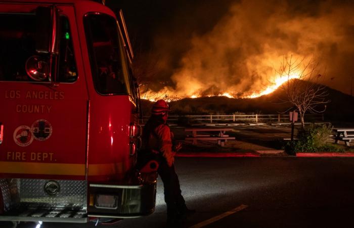 le impressionanti immagini del megaincendio di Malibu, dove sono stati evacuati migliaia di residenti