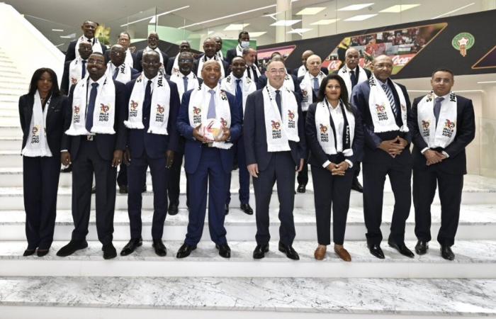 Il presidente della CAF, dottor Patrice Motsepe, si congratula con il Marocco per l’assegnazione dei diritti di co-hosting della Coppa del Mondo FIFA 2030 con Portogallo e Spagna