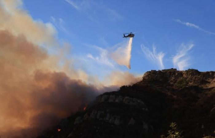 In California migliaia di persone sono state evacuate da Malibu, in preda a un grande incendio