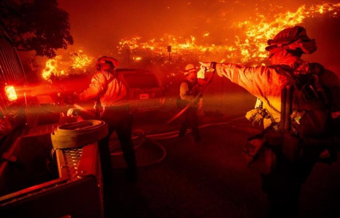 In California migliaia di persone sono state evacuate da Malibu, in preda a un grande incendio