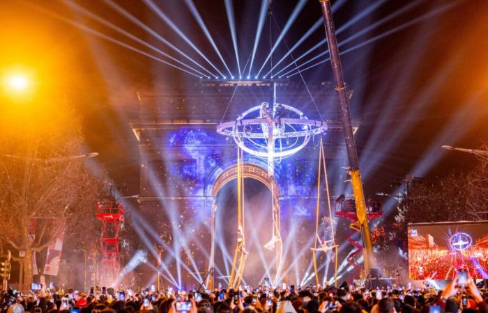 Capodanno 2025 agli Champs-Elysées: fuochi d’artificio e video mapping all’Arco di Trionfo, il programma