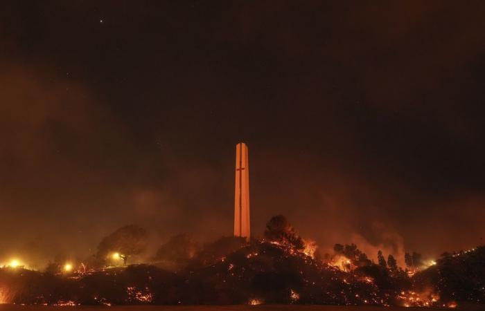 I residenti fuggono mentre un incendio inghiotte le case lungo l’iconica costa della California meridionale