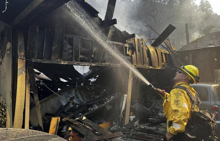 California: Malibu avvolta dalle fiamme, migliaia di persone evacuate