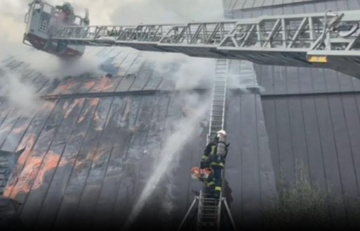 FOTO – Un centinaio di vigili del fuoco mobilitati per rispondere all'incendio sul tetto della chiesa di Saints François a Montpellier