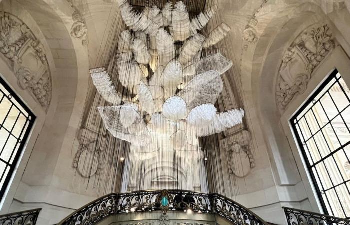 Chiharu Shiota intreccia magnificamente i fili delle emozioni