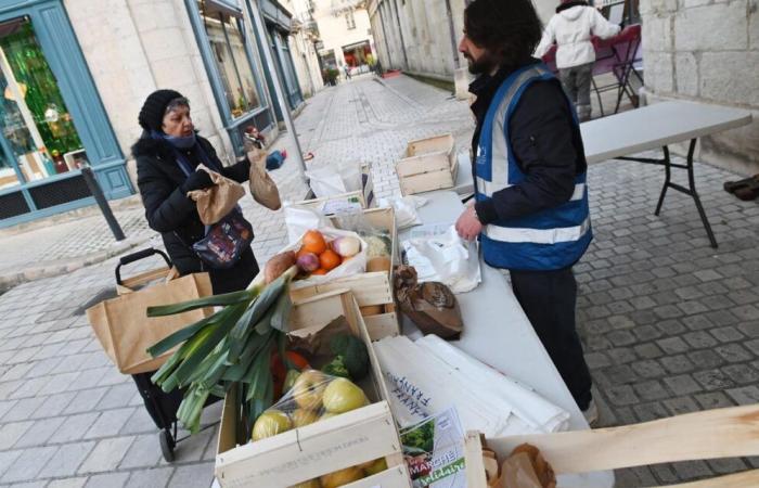 Quali sono gli obiettivi del mercato solidale organizzato in una cittadina della Dordogna?