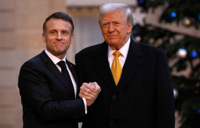 Perché Donald Trump ha indossato una cravatta dorata alla cerimonia di riapertura di Notre-Dame?