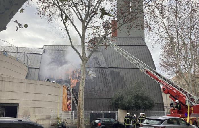 VIDEO. Incendio in corso alla chiesa di Saints François, vicino alla stazione di Montpellier: vigili del fuoco sul posto, traffico chiuso