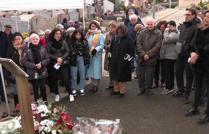 “Non potevo dirgli addio”, quattro anni dopo, il lutto resta difficile, una targa rende omaggio alle vittime