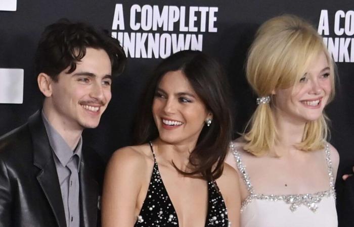 Timothée Chalamet sfoggia i suoi baffi accanto a Elle Fanning, una vera bambola vintage