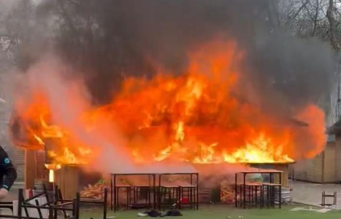 Un imponente incendio scoppia in un capannone del mercatino di Natale, colpito un secondo chalet