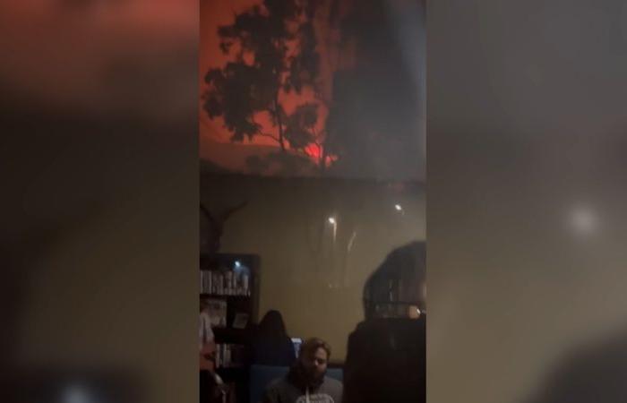 I residenti fuggono mentre un incendio inghiotte le case lungo l’iconica costa della California meridionale