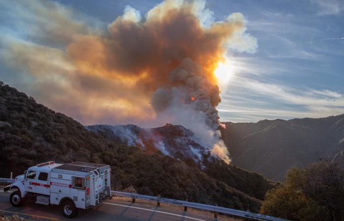 le impressionanti immagini del megaincendio di Malibu, dove sono stati evacuati migliaia di residenti