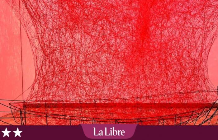 Chiharu Shiota intreccia magnificamente i fili delle emozioni