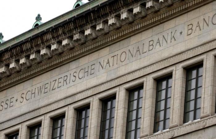 La Banca nazionale svizzera fa un balzo in avanti tagliando i tassi di interesse di 50 punti base in un contesto di forza del franco