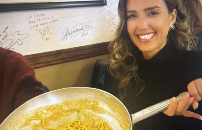 Jessica Alba a Roma in trattoria entusiasta della «cacio e pepe»: con lei in città Anthony Hopkins e Andy Garcia