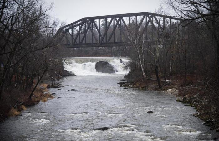 Anche se le previsioni sono diventate meno severe, le autorità cittadine del Vermont sono pronte in caso di inondazioni