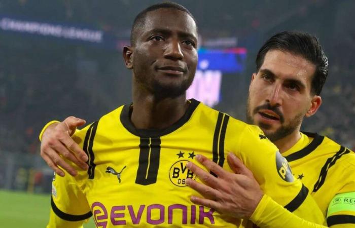 Il capitano del BVB Emre Can spiega con Serhou Guirassy la discussione sui rigori