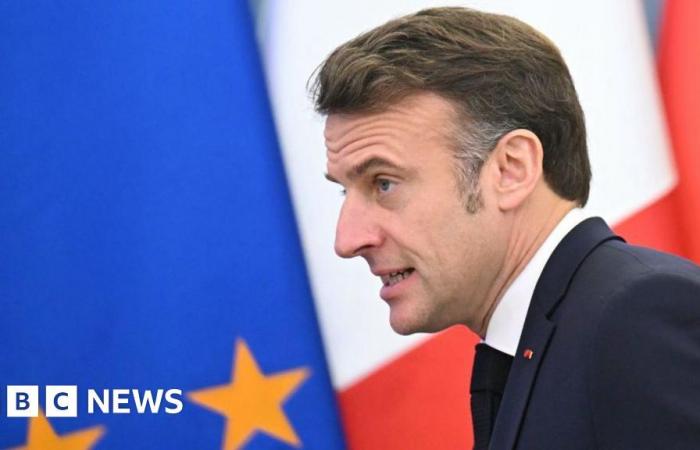 Macron incontra il centrista Bayrou prima dell’imminente decisione sul prossimo Primo Ministro francese