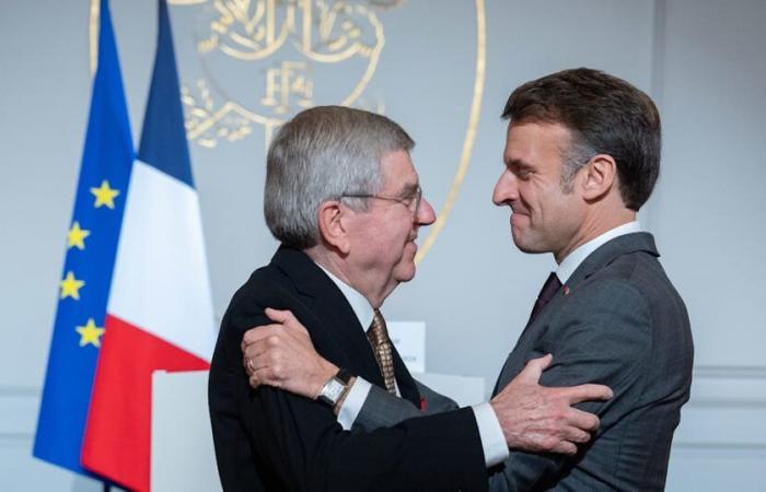 Il presidente del CIO Thomas Bach è stato insignito della Legion d'Onore dal presidente Emmanuel Macron