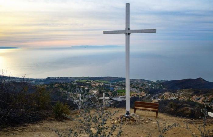 La croce che domina Malibu offre speranza a Pepperdine dopo essere sopravvissuto al Franklin Fire