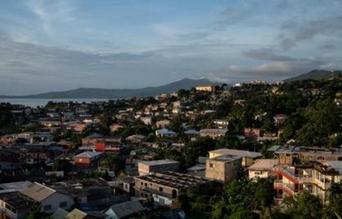 Si prevede che il ciclone Chido toccherà Mayotte “alla fine della notte” e scatenerà “venti distruttivi e persino devastanti”