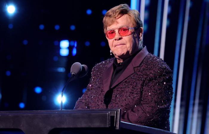 Elton John ritiene che la legalizzazione della marijuana “sia uno dei più grandi errori di tutti i tempi”