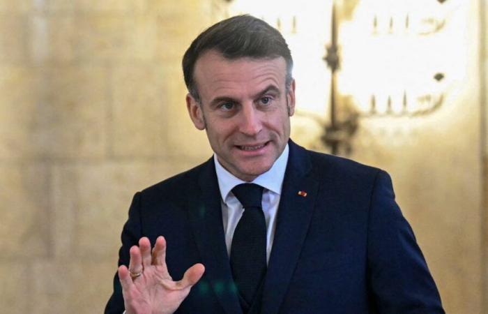 Macron torna affrettato a Parigi, per un appuntamento prima della notizia?