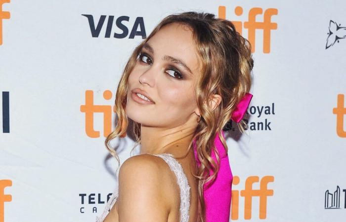 Lily-Rose Depp fa brillare i bagliori con la sua acconciatura sofisticata e originale: è divina