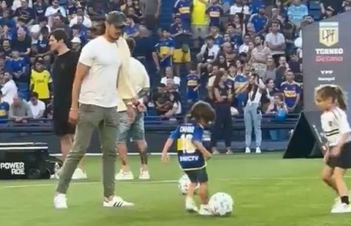 Edinson Cavani e il tenero momento in cui gioca con i suoi figli a La Bombonera dopo non aver potuto essere presente a Boca Junior-Independiente