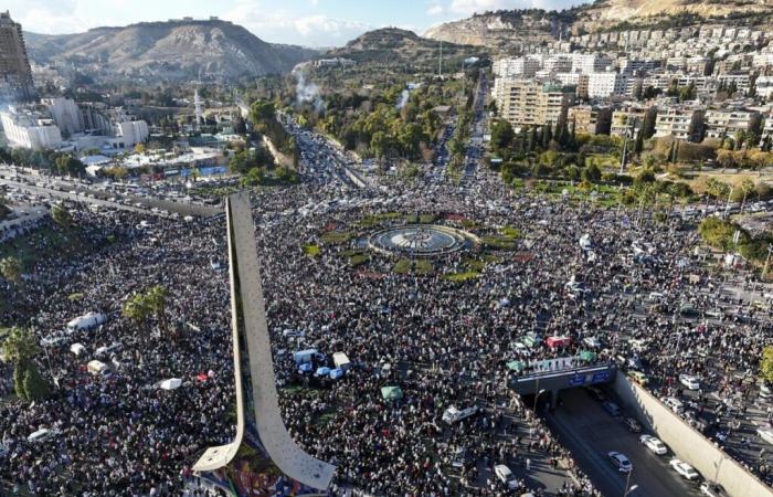 Migliaia di siriani scendono in piazza per festeggiare