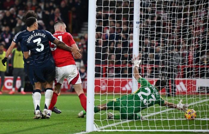 Emiliano Martinez passa da eroe a zero mentre il gol all’ultimo respiro vede il Nottingham Forest scavalcare il Manchester City