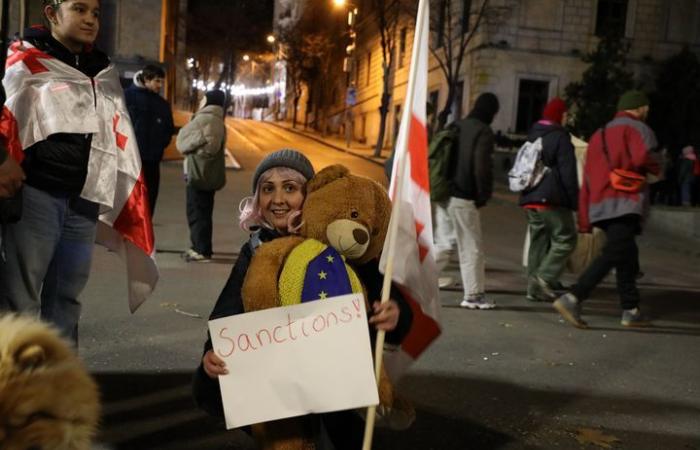 : Report In Georgia i manifestanti sono pronti a “difendere fisicamente” la presidentessa Salomé Zourabichvili, che rifiuta di cedere il suo mandato