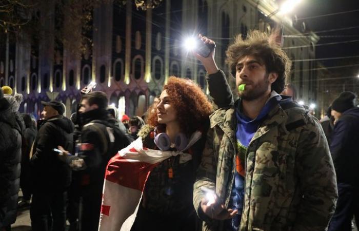 : Report In Georgia i manifestanti sono pronti a “difendere fisicamente” la presidentessa Salomé Zourabichvili, che rifiuta di cedere il suo mandato