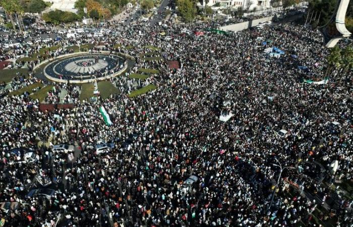 “Liberati”, migliaia di siriani esultano alla moschea omayyade