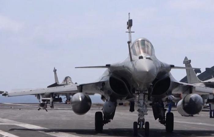 Due Rafale M della portaerei Charles de Gaulle hanno sorvolato il Kosovo a beneficio della NATO