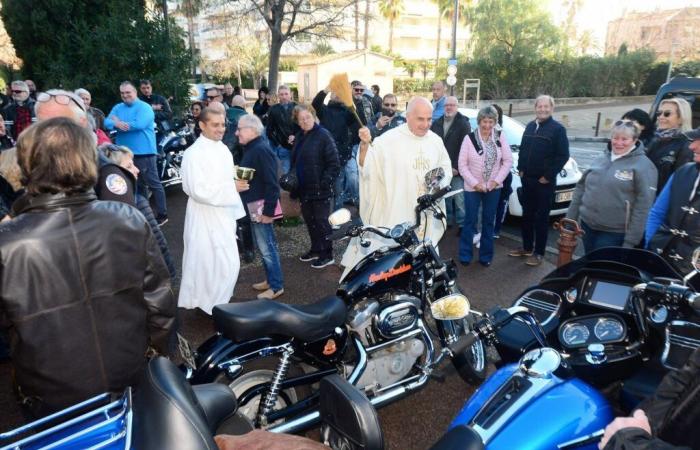 Un centinaio di motociclisti si sono riuniti, benedizione di Harley e messa per Johnny Hallyday a Fréjus